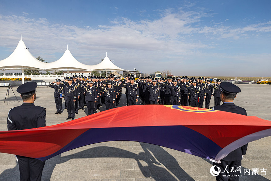 二連出入境邊防檢查站民警面對(duì)警旗莊嚴(yán)宣誓。郭鵬杰攝