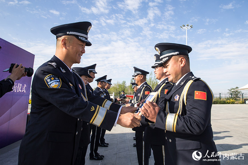 為晉升警銜民警代表頒發(fā)了警銜標(biāo)志。郭鵬杰攝