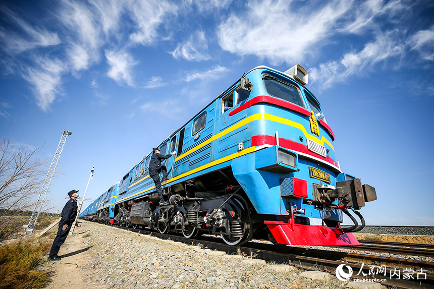 二連出入境邊防檢查站執(zhí)勤民警對中歐班列進(jìn)行車體檢查。郭鵬杰攝