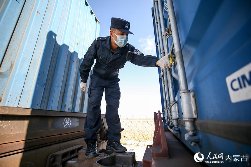二連出入境邊防檢查站執(zhí)勤民警對(duì)中歐班列進(jìn)行車體檢查。郭鵬杰攝