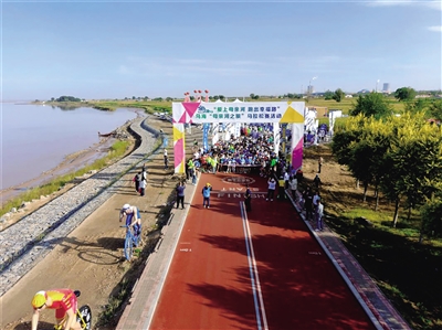 海勃灣區(qū)“母親河之旅”馬拉松賽道。高博 攝