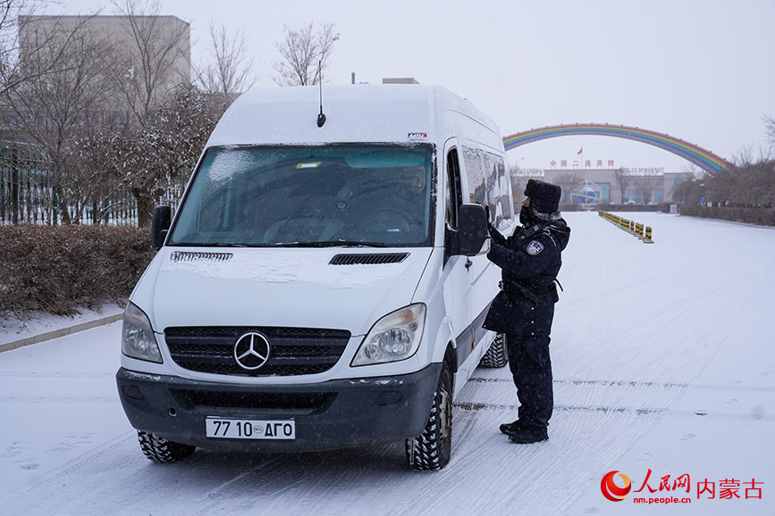 11月28日，二連出入境邊防檢查站執(zhí)勤民警頂風(fēng)冒雪快速驗放通關(guān)車輛。楊金燁攝