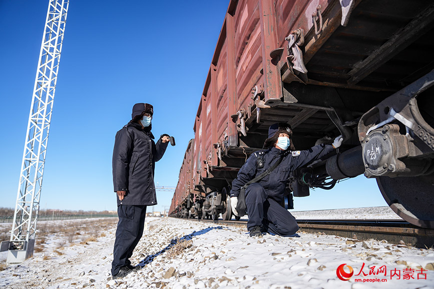 11月28日，二連出入境邊防檢查站執(zhí)勤民警對貨運列車進行車體檢查。楊金燁攝
