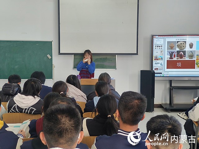 王紫璇正在教學生區(qū)分陶笛和塤。受訪者供圖