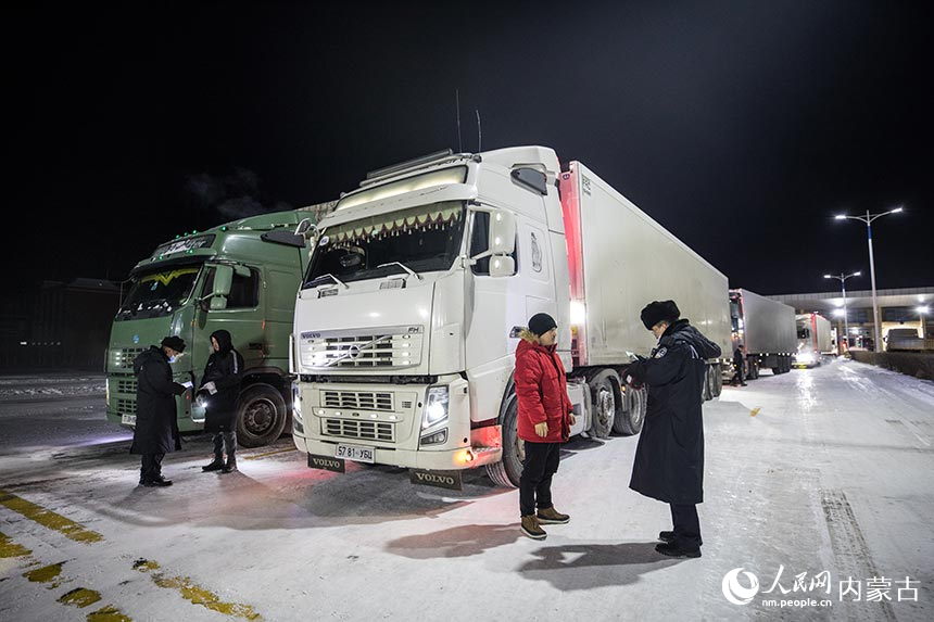 二連出入境邊防檢查站執(zhí)勤民警查驗(yàn)貨車司機(jī)通關(guān)證件。郭鵬杰攝