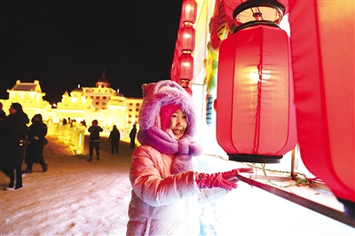 游客在“城中雪原”冰雪主題園快樂游玩。王化勇 攝