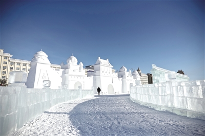 “城中雪原”冰雪主題園冰雕、雪雕栩栩如生。李明 攝