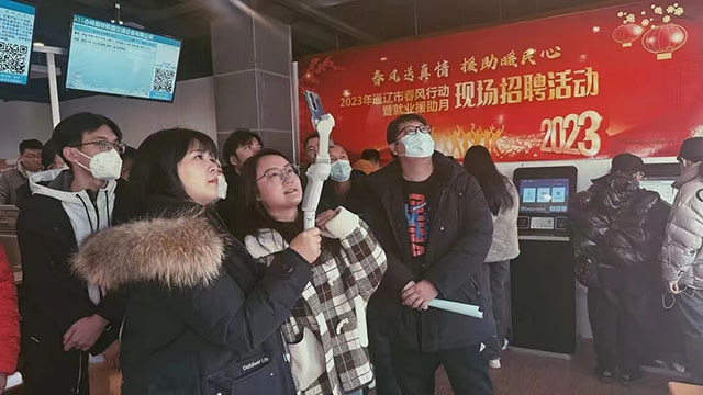 春風(fēng)行動(dòng)暨就業(yè)援助月招聘會(huì)現(xiàn)場(chǎng)。王瑩攝