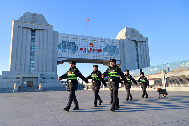 民警對國門管理區(qū)進(jìn)行巡查