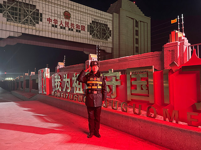 王利利在國門下堅(jiān)守