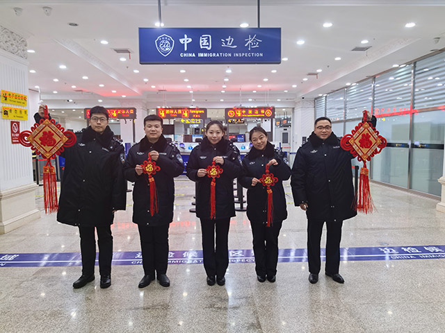 查驗(yàn)結(jié)束后白奉波（右一）與同事們合影