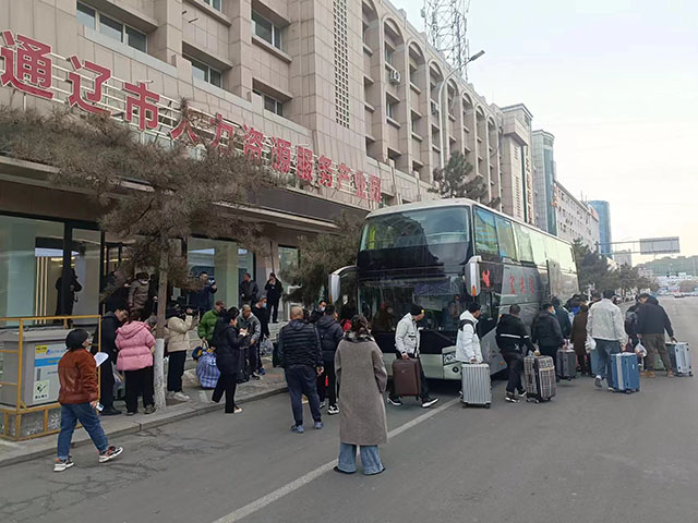 農(nóng)民工乘坐免費(fèi)專車踏上返崗之路。王彬攝