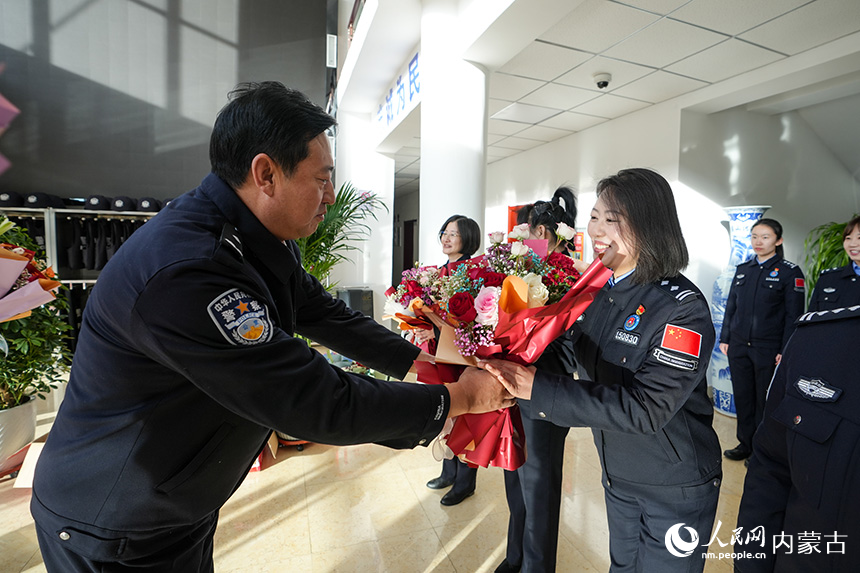 為女民警們送上承載著濃濃關(guān)懷的鮮花。郭鵬杰攝