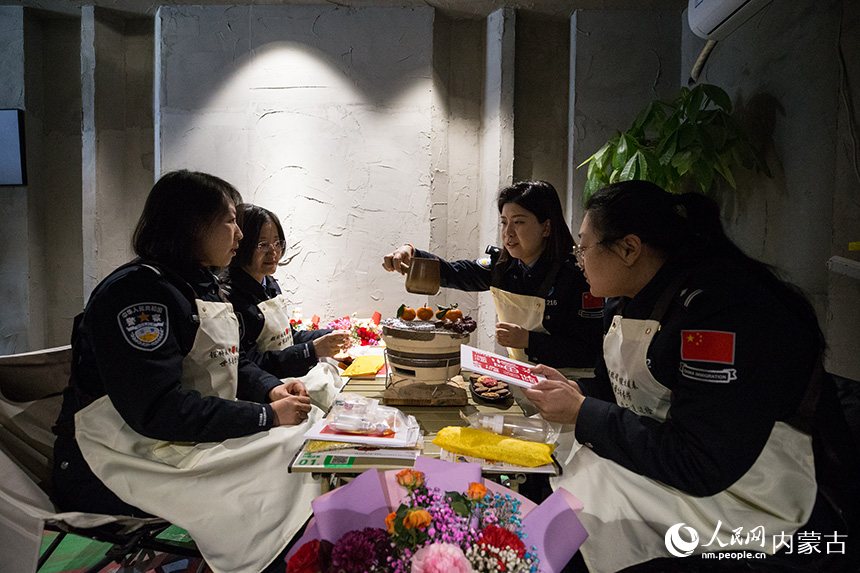 女民警圍爐煮茶，放松身心。郭鵬杰攝