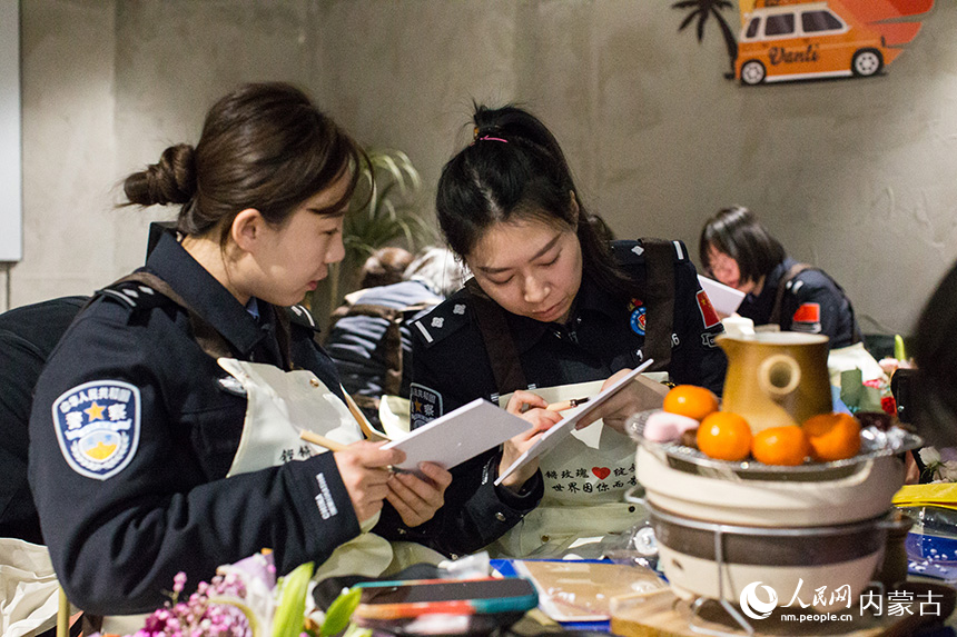 女民警們相互交流創(chuàng)作心得。郭鵬杰攝