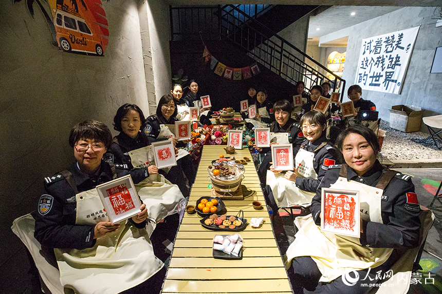 女民警們展示自己創(chuàng)作的作品。郭鵬杰攝