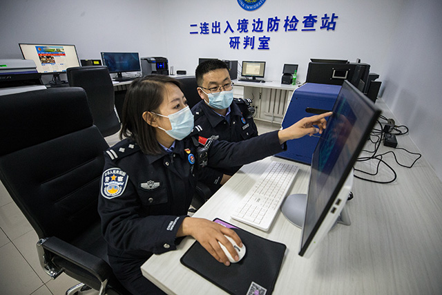 斯琴和同事探討最新證研動態(tài)。郭鵬杰攝