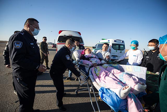 二連出入境邊防檢查站移民管理警察協(xié)助救護人員將傷者轉移至中方救護車。
