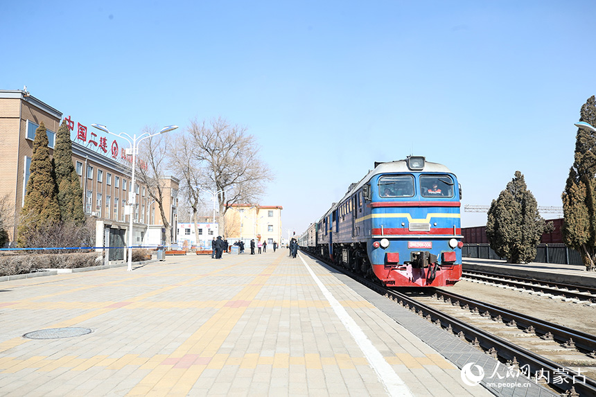 682次國(guó)際旅客列車(chē)駛?cè)攵B浩特鐵路口岸。郭鵬杰攝