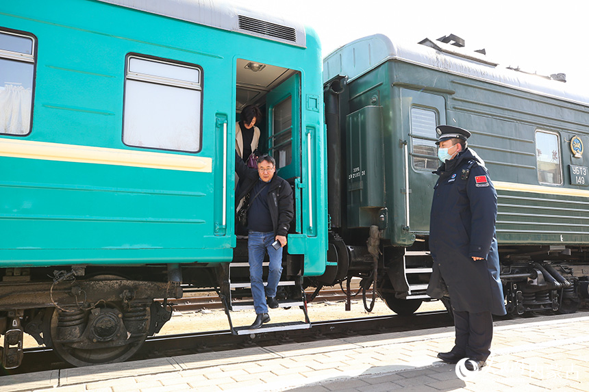 二連出入境邊防檢查站移民管理警察對入境國際旅客列車進行車體監(jiān)護。郭鵬杰攝