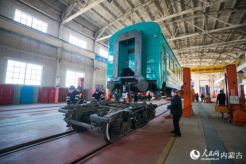 烏蘭巴托開往呼和浩特的國際旅客列車在換輪場更換轉(zhuǎn)向架。郭鵬杰攝
