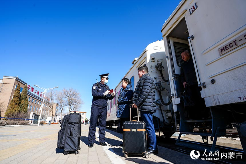 二連出入境邊防檢查站移民管理警察為旅客提供通關(guān)咨詢。楊金燁攝