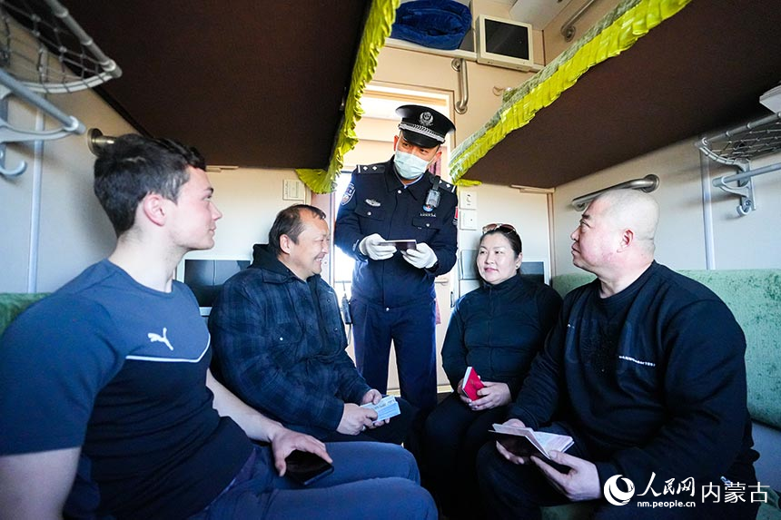二連出入境邊防檢查站移民管理警察為旅客辦理通關(guān)手續(xù)。楊金燁攝