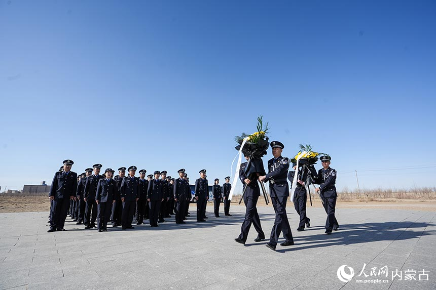 二連出入境邊防檢查站移民管理警察向革命烈士紀(jì)念碑敬獻(xiàn)花籃。郭鵬杰攝