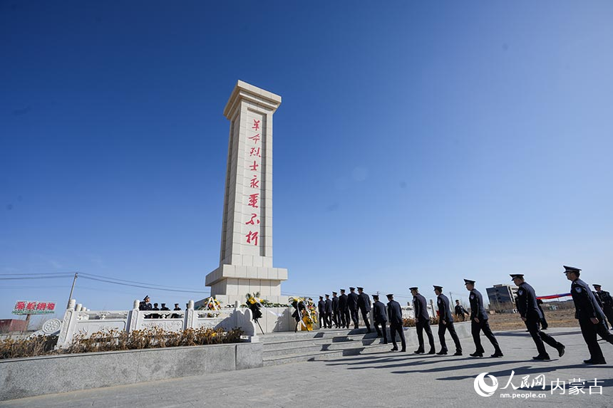 二連出入境邊防檢查站移民管理警察瞻仰革命烈士紀(jì)念碑。郭鵬杰攝