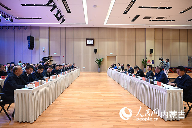“政策落地進(jìn)商會 直達(dá)快享惠民企”新能源專場活動現(xiàn)場，相關(guān)單位圍繞企業(yè)關(guān)切進(jìn)行政策解讀。人民網(wǎng)記者 劉藝琳攝