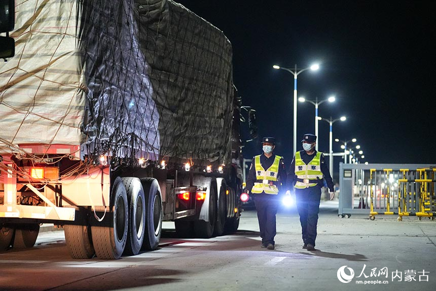 二連出入境邊防檢查站移民管理警察正在對出境貨車進(jìn)行車體檢查。郭鵬杰攝