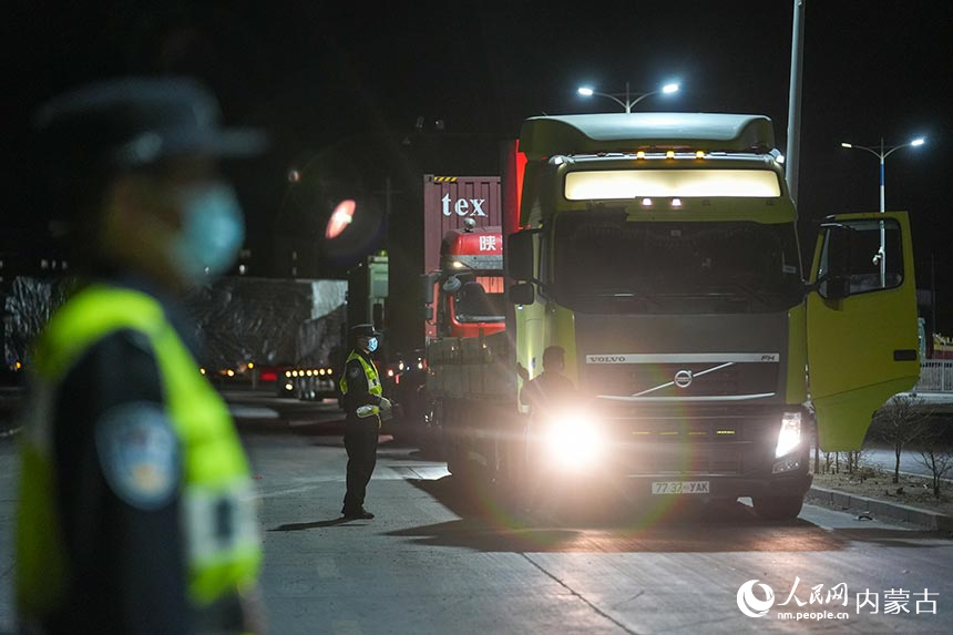 二連出入境邊防檢查站移民管理警察正在對出境貨車進行車體檢查。郭鵬杰攝
