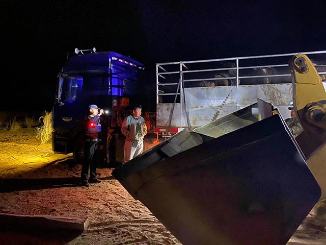 滿都拉邊境派出所救助受困貨車。