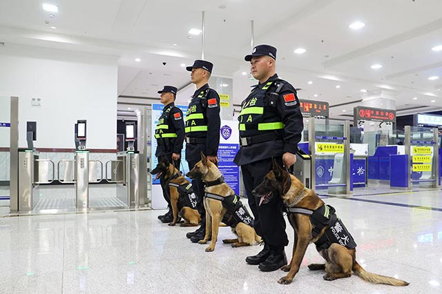 民警攜犬列隊(duì)等待查驗(yàn)旅客行李物品。李發(fā)春攝