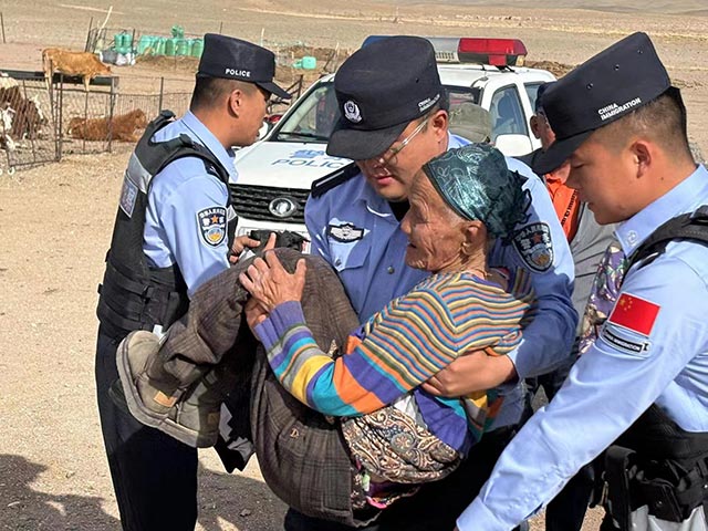 民警將走失老人送到家中。