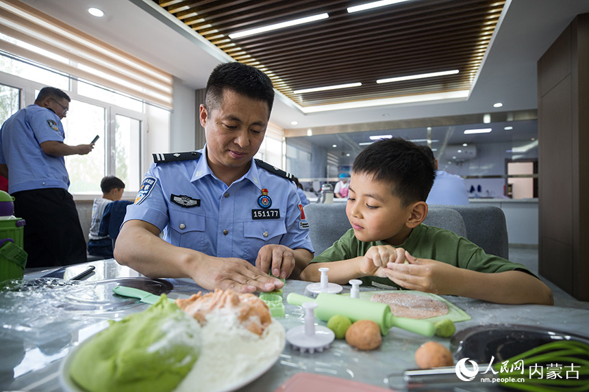 二連出入境邊防檢查站民警和孩子們一起動(dòng)手制作面點(diǎn)。郭鵬杰攝