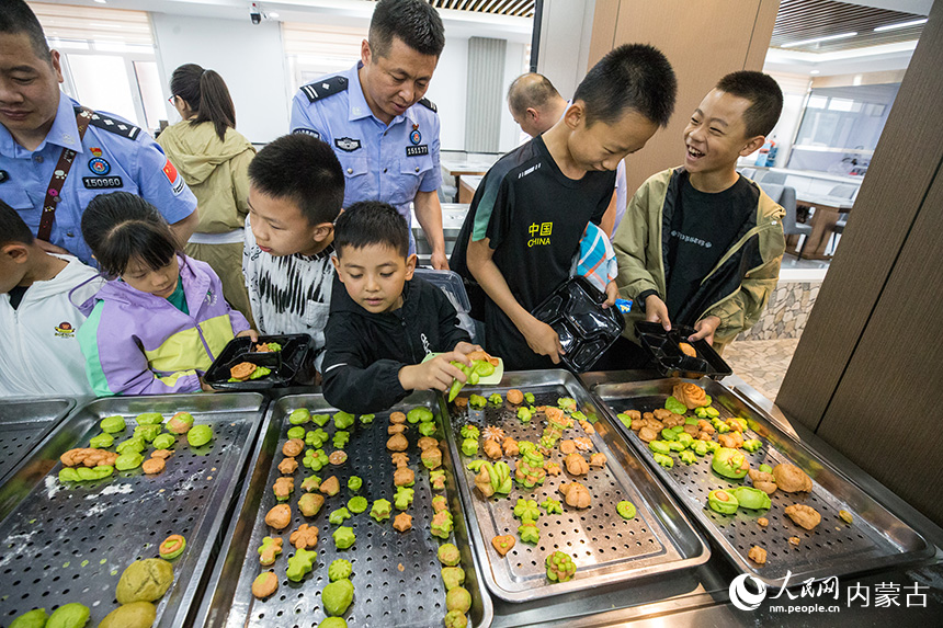 警娃們將新手制作的面點用餐盒打包。郭鵬杰攝