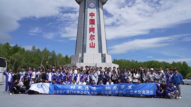 學(xué)員們打卡森林之眼景區(qū)。