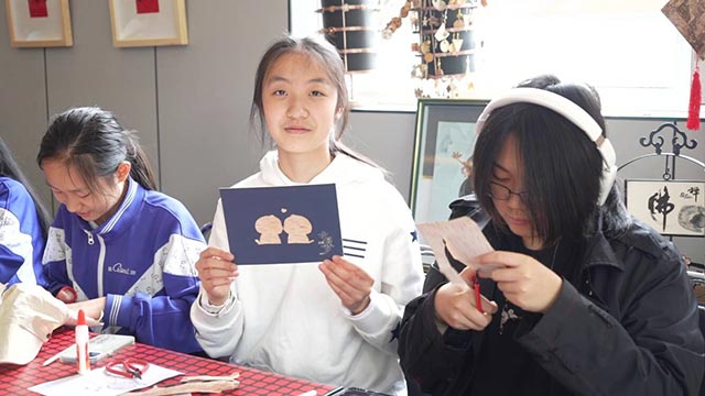 學(xué)員展示自己的手工樹皮畫作品。