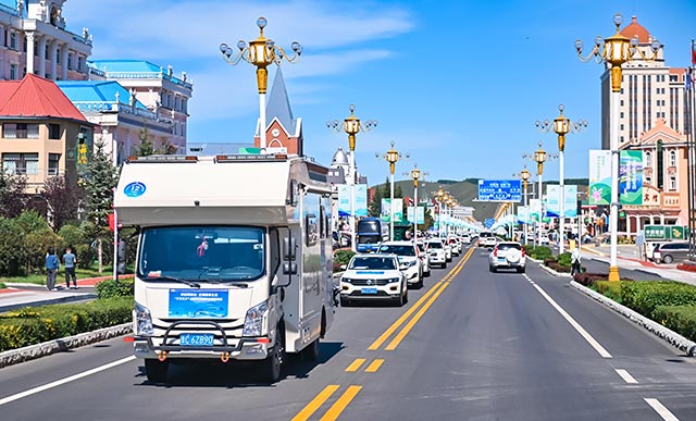 阿爾山旅游度假區(qū)內(nèi)旅游車輛接踵而至。