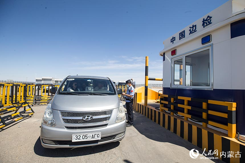 二連出入境邊防檢查站移民管理警察為入境車輛辦理通關手續(xù)。郭鵬杰攝