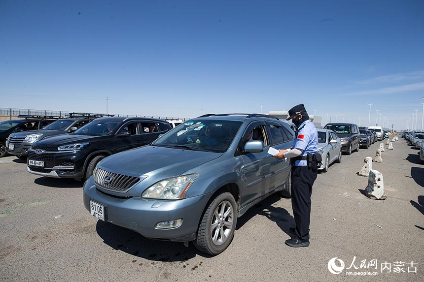 二連出入境邊防檢查站移民管理警察快速驗放通關(guān)車輛。郭鵬杰攝