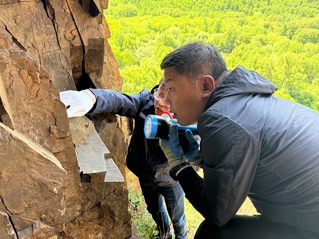 工作人員在探查文字。