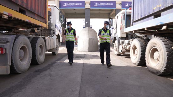 對(duì)過境車輛進(jìn)行查驗(yàn)。