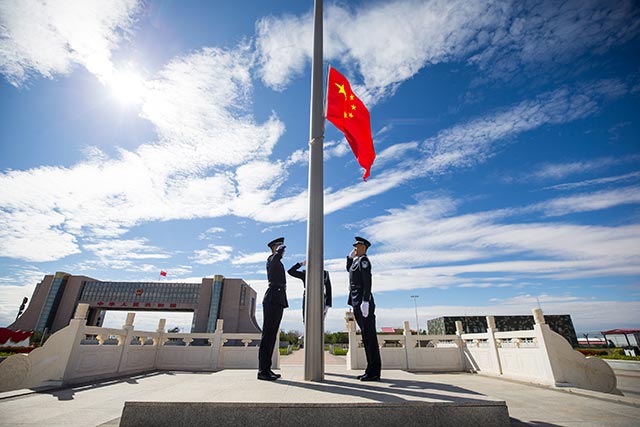 圖1：2024年6月30日，在二連浩特國門下舉行升國旗儀式。郭鵬杰攝