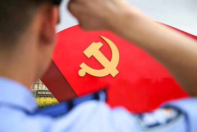 圖4：2024年6月26日，二連出入境邊防檢查站移民管理警察重溫入黨誓詞。郭鵬杰攝
