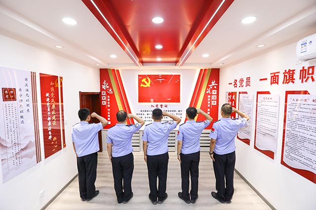 6月28日，巴音花邊境派出所開(kāi)展主題黨日活動(dòng)，重溫入黨誓詞。張宇攝1
