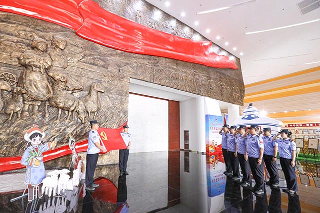 6月27日，內(nèi)蒙古明安邊境派出所、巴潤(rùn)工業(yè)園邊境派出所民警參觀“草原英雄小姐妹”事跡展覽館，通過(guò)觀看留存下來(lái)的圖片、影像等珍貴歷史資料，詳細(xì)了解龍梅玉榮不懼危險(xiǎn)、奉獻(xiàn)集體的光榮事跡以及傳承至今的紅色精神內(nèi)涵（張宇攝