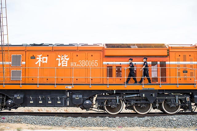 二連出入境邊防檢查站執(zhí)勤民警對出境中歐班列進行車體檢查。