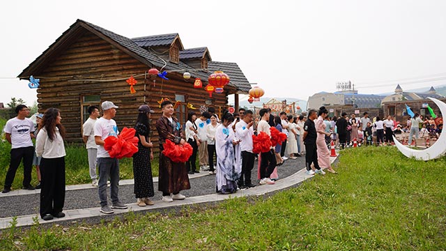 喜結(jié)情緣的單身青年